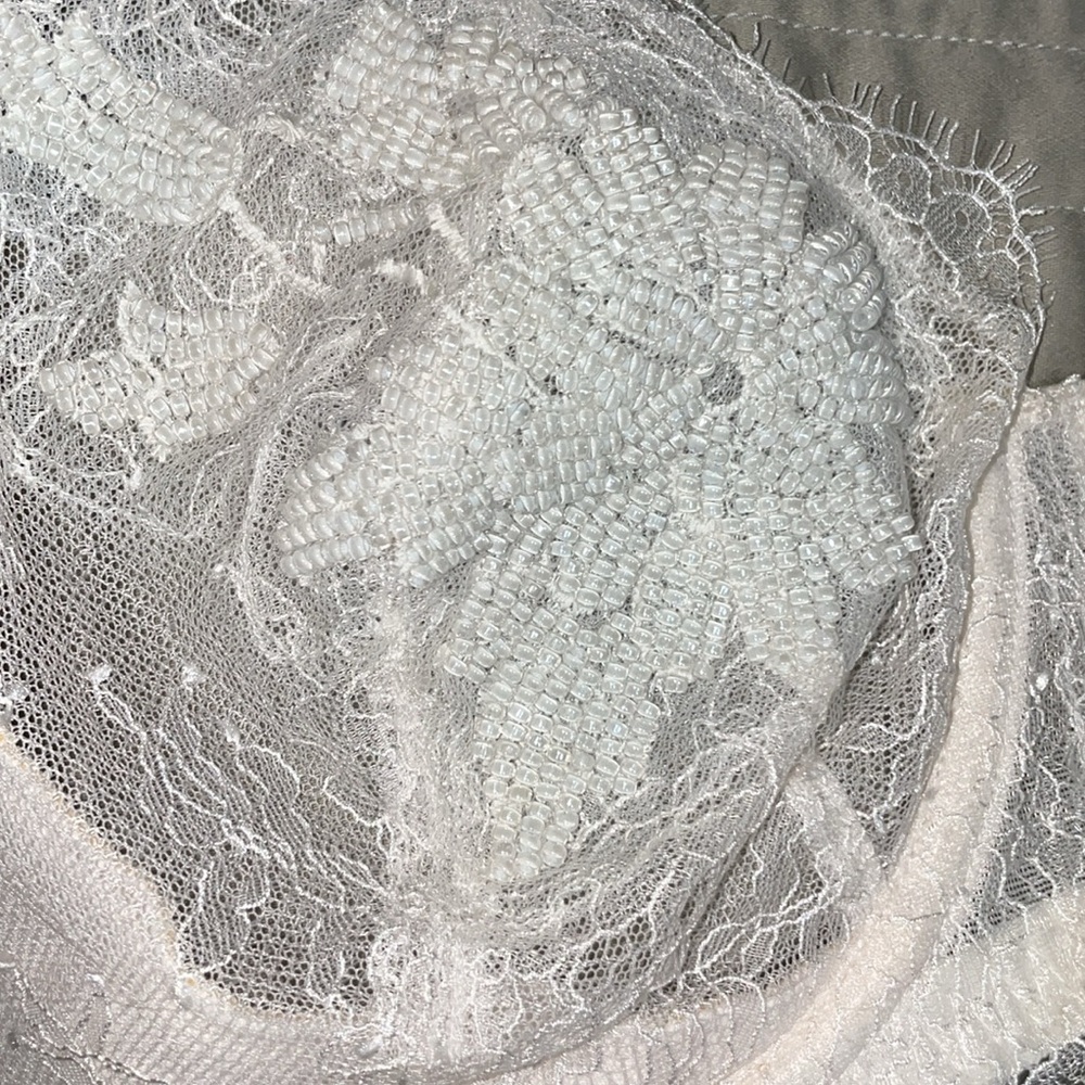 Victoria secret-Elegant Lace Underwire Bra - White - Picture 2 of 9